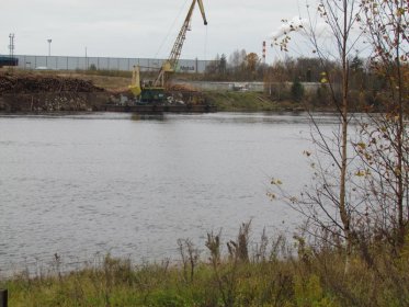 Vaaseni Syväri KevOs 15 ylimenokohta_03 Kuvan etualan rannasta Kevyt Osasto aloitti ylimenonsa_Vastarannalla näkyy Metsä Groupin saha_Kuva E Naukkarinen lokakuu 2016