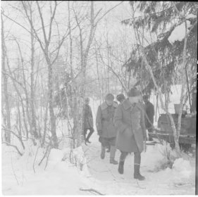 Nikitinskaja Osta Syväri_05 Oesch-Mäkinen_Häkli tapaamassa lohkon sotureita Nikitinskajassa 28-2-1942_SA-kuva