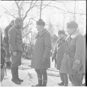 Nikitinskaja Osta Syväri_04 Oesch-Mäkinen_Häkli tapaamassa lohkon sotureita Nikitinskajassa 28-2-1942_SA-kuva