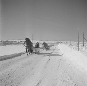 Levina Syväri_08 Huoltomuodostelma etenee tiellä 18-3-1942_SA-kuva