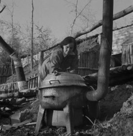Levina Syväri_07 Hain sotilaskodin lotta ja pata 31-5-1943_SA-kuva