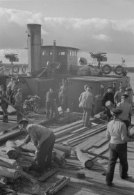 Nikola Syväri_05 Nikolan sahan tuotteita lastataan laivaan syyskuussa 1942_SA-kuva 12-9-1942