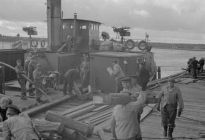 Nikola Syväri_04 Nikolan sahan tuotteita lastataan laivaan syyskuussa 1942_SA-kuva 12-9-1942