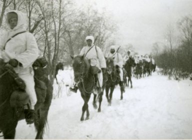 Rakuunat etenevät ratsain