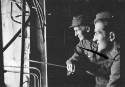 Rajakonnun lentokenttä_01 Sotilaat katselevat bunkkerista ulos Rajakonnussa_SA-kuva 20-8-1941