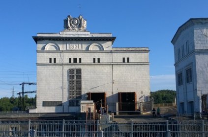Podporozen pato ja voimalaitos_10 Voimalaitos on valmistunut vuonna 1951 ja sen turbiinirakennus on vaaleasävyinen_Kuva M Piilola elokuu 2014