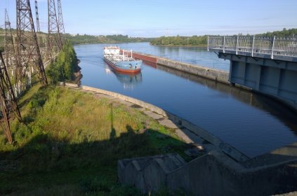 Podporozen pato ja voimalaitos_09 Laiva ohittamassa voimalaitospadon kanavaa pitkin_Kuva M Piilola elokuu 2014