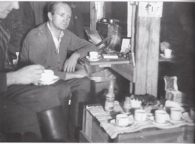 Sillan Patteristo Kuva 3 Patteriston komentokorsussa 04031940, kapt Siltanen taustalla