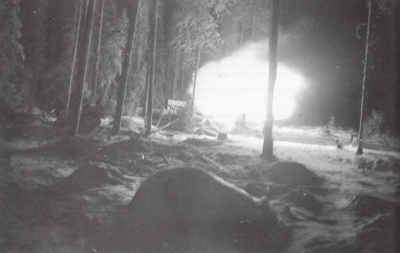 Sillan Patteristo Kuva 2 3 Patterin haupitsin yöllistä tulitoimintaa