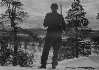 Nautsin lentokenttä Petsamo_05 Vartiomies lentokentän maastossa_SA-kuva 15-4-1942