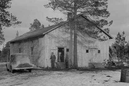 Nautsin lentokenttä Petsamo_04 Osasto Pennasen esikuntarakennus lentokentän maastossa_SA-kuva 18-4-1942