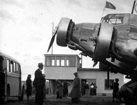 Yläluostarin lentokenttä Petsamo_04 Kone ja lennonjohtorakennus völirauhan aikana_Kuva Internet