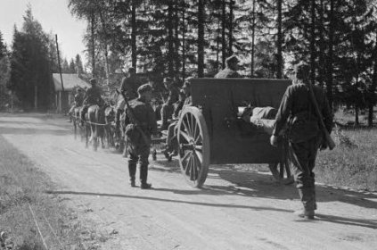 Iljalan tienristeys Pälkjärvi_06 Tykistö marssilla Iljalan tienristeyksessä_SA-kuva 12-7-1941