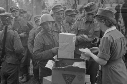 Iljalan tienristeys Pälkjärvi_05 Lottien kauppa-auto on saapunut sotureittemme luo Iljalan tienristeykseen_SA-kuva 12-7-1941