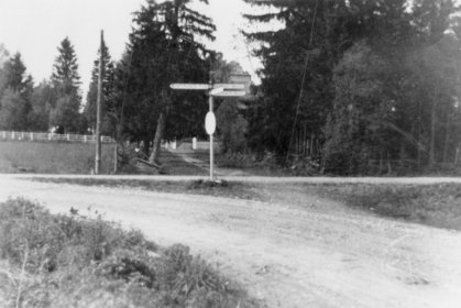 Iljalan tienristeys Pälkjärvi_02 Risteys kuvattuna hautausmaalle päin ennen sotia_Kuva Pälkjärven Pitäjäseura ry