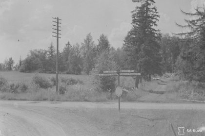 Iljalan tienristeys Pälkjärvi_01 JR 9n taistelumaastoa tienristeyksessä_Risteys kuvattuna hautausmaalle päin_SA-kuva heinäkuu 1943