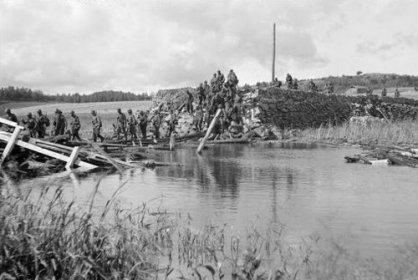 Karmalansalmi Sortavala_04 Joukot siirtyvät eteen - sotavangit viedään taakse_SA-kuva 10-8-1941