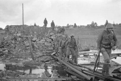 Karmalansalmi Sortavala_03 Pst-kivääriä kannetaan Karmalansalmella_SA-kuva 10-8-1941