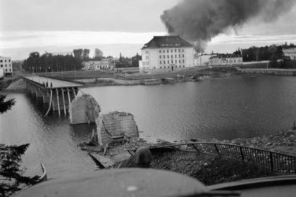 Karjalansilta Sortavala_04 Näkymä etelään_Sillan pää on tuhoutunut räjähdyksessä_SA-kuva 15-8-1941