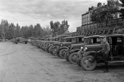 Lyseo Sortavala_04 Sotasaalisautoja urheilukentän laidalla_Oikeassa yläkulmassa näkyy Lyseon seinää_SA-kuva 2-9-1941