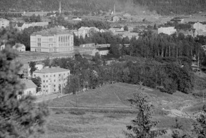 Lyseo Sortavala_03 Näkymä Kuhavuorelta Sortavalan keskustaan_Kuvan vasemmassa yläkulmassa lyseorakennus_SA-kuva 12-8-1941