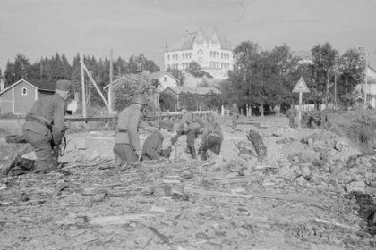 Tyttökoulu Sortavala_06 Poikamme rynnäköivät Vakkosalmelta Sortavalan keskustaan_SA-kuva 15-8-1941