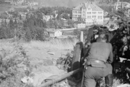 Tyttökoulu Sortavala_05 Pst-tykki tulittaa Tyttökoulun maastoon kaivautunutta vihollista_SA-kuva 14-8-1941