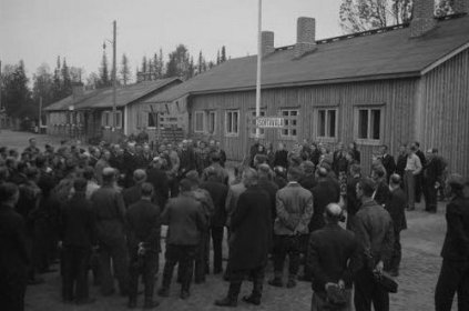 Sortavalan rautatieasema_03 Viimeinen juna on lähdössä pian_Lähtijät kajauttivat ilmoille Karjalaisten laulun_SA-kuva 22-9-1944