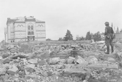 Sortavalan luterilainen kirkko_06 Kirkon rauniot_Taustalla lyseorakennus_SA-kuva 16-8-1941