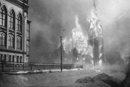 Sortavalan luterilainen kirkko_05 Kirkko tulessa helmikuun alun 1940 pommituksen jälkeen_Kuva Heninen net