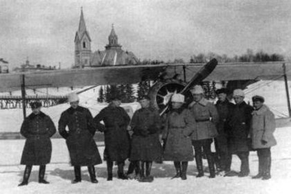 Sortavalan luterilainen kirkko_01 Yhteiskuva Vakkolahden jäällä kirkko taustana maaliskuussa 1919_Kuva Heninen net