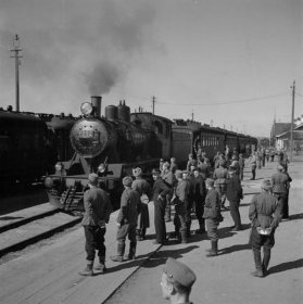 Äänislinnan rautatieasema_10 Pikajuna saapuu asemalle_SA-kuva 1-5-1942