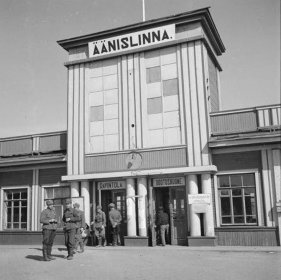 Äänislinnan rautatieasema_09 Pikajunan saapumista odotellaan asemalla_SA-kuva 1-5-1942
