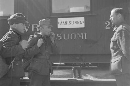 Äänislinnan rautatieasema_05 Asemalla_SA-kuva 1-5-1942