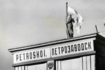 Äänislinnan rautatieasema_04 Suomen lippu rautattieaseman katolla lokakuussa 1-10-1941_Kuva Heninen net