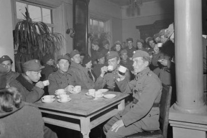 Äänislinnan rautatieasema_02 Poikamme nauttimassa lomallelähtökahveja asemaravintolassa lokakuussa 1941_SA-kuva 26-10-1941