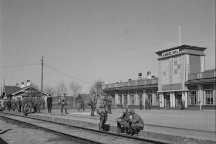 Äänislinnan rautatieasema_01 Pikajunan saapumista odotellaan asemalla_SA-kuva 1-5-1942