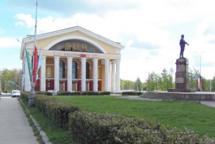 Kirovin patsas Petroskoi_07 Musiikkiteatteri vasemmalla, patsas oikealla_Kuva T Kaarlela toukokuu 2015