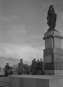 Kirovin patsas Petroskoi_06 Kenr Heinrichs puhui joukoille patsaan ääreltä valtausparaatipäivänä_SA-kuva 12-10-1941