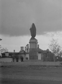 Kirovin patsas Petroskoi_05 Patsas huputettuna lokakuussa 1941_SA-kuva 9-10-1941