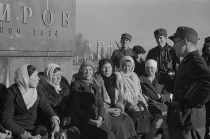 Kirovin patsas Petroskoi_03 Petroskoilaiset naiset ovat kokoontuneet patsaan juurelle ja TK-mies haastattelee heitä_SA-kuva 1-10-1941