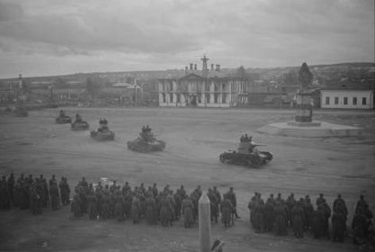 Kirovin patsas Petroskoi_04 Panssarivaunukomppania kaartoi paraatin ohimarssirivistöön huputetun patsaan vieritse lokakuussa 1941_SA-kuva 12-10-1941