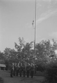 Sortavalan Raatihuone_08 Lipunnosto kaupungin takaisinvaltaamisen merkiksi elokuussa 1941_SA-kuva 15-8-1941