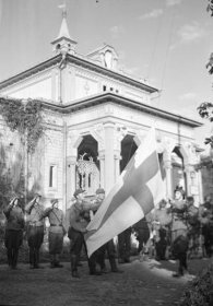 Sortavalan Raatihuone_07 Lipunnosto alkamassa_SA-kuva 15-8-1941