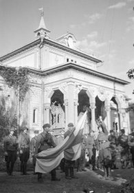 Sortavalan Raatihuone_06 Lipunnosto alkamassa Raatihuoneen edustalla_SA-kuva 15-8-1941
