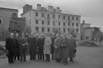 Runonlaulajan patsas_04 Sortavalassa pidetyn kirkkoväen kokouksen osallistujat patsaalla kesäkuussa 1943_SA-kuva 19-6-1943