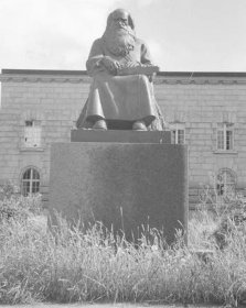 Runonlaulajan patsas_02 Patsas elokuussa 1941_SA-kuva 16-8-1941