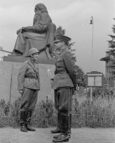 Runonlaulajan patsas_01 Patsas ja kenraali Heinrichs elokuussa 1941_SA-kuva 16-8-1941