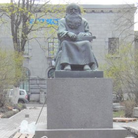 Runonlaulajan patsas_06 Patsas toukokuussa 2015_Kuva T Kaarlela