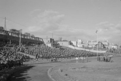Urheilukenttä Petroskoi_06 Mannerheim-kilpailujen katsojia kesäkuussa 1942_SA-kuva 4-6-1942